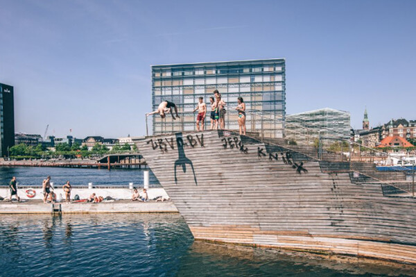 덴마크 코펜하겐 하브넨: 덴마크 수도의 수변 지역은 카약, 래프팅, 패들보딩을 포함한 모든 수중 활동의 중심지가 되었습니다. Time Out이 선정한 멋진 동네 (출처=CNN)