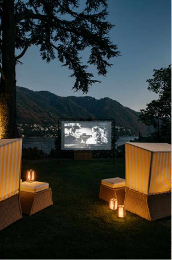 밤의 즐거움: 여름에는 정원에서 야외 영화를 감상할 수 있습니다.(CNN)