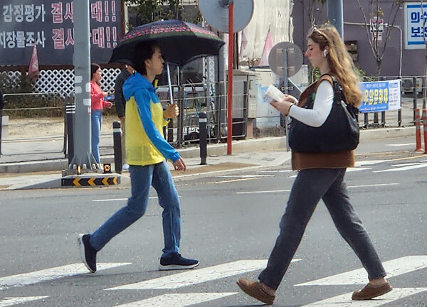 포근한 가을날씨를 보인 2일 대전 동구 삼성동네거리에서 한 외국인 여성이 책을 보며 횡단보도를 건너고 있다. 송영두 기자