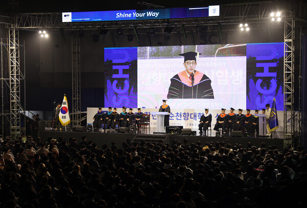 5일 열린 순천향대학교 '2024 하이플렉스 입학식'에서 김승우 총장이 축사를 전하고 있다. (사진=순천향대학교 제공)