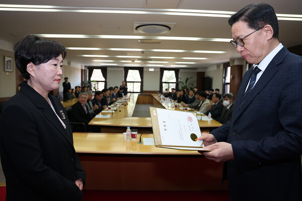 순천향대학교 김승우 총장이 직원 승진자에게 임명장을 수여하고 있다. (사진=순천향대학교 제공)