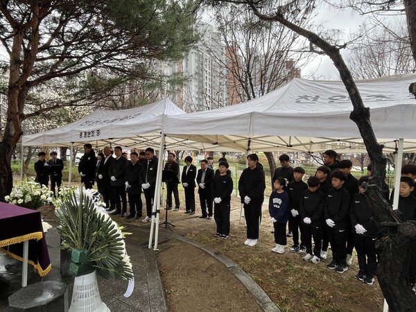 천안시티FC는 ‘천안초 축구부 화재 사고 21주기 추모식’에 참석했다. (사진=천안시 제공)