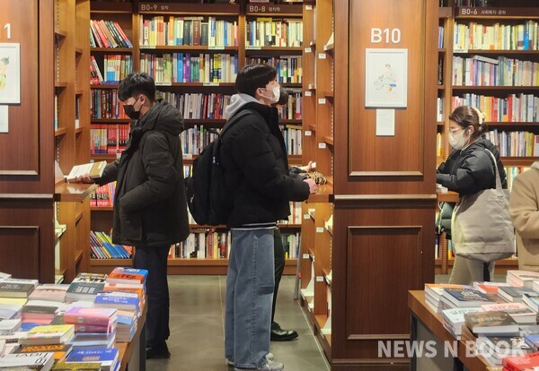 대전의 한 서점에서 시민들이 책을 읽고 있다. (사진=뉴스앤북DB)